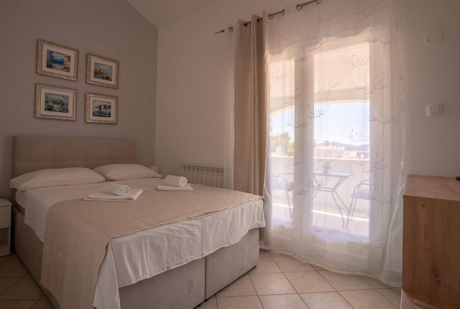 Apartments & Rooms Petra: bright double room with a balcony door and sea glimpse