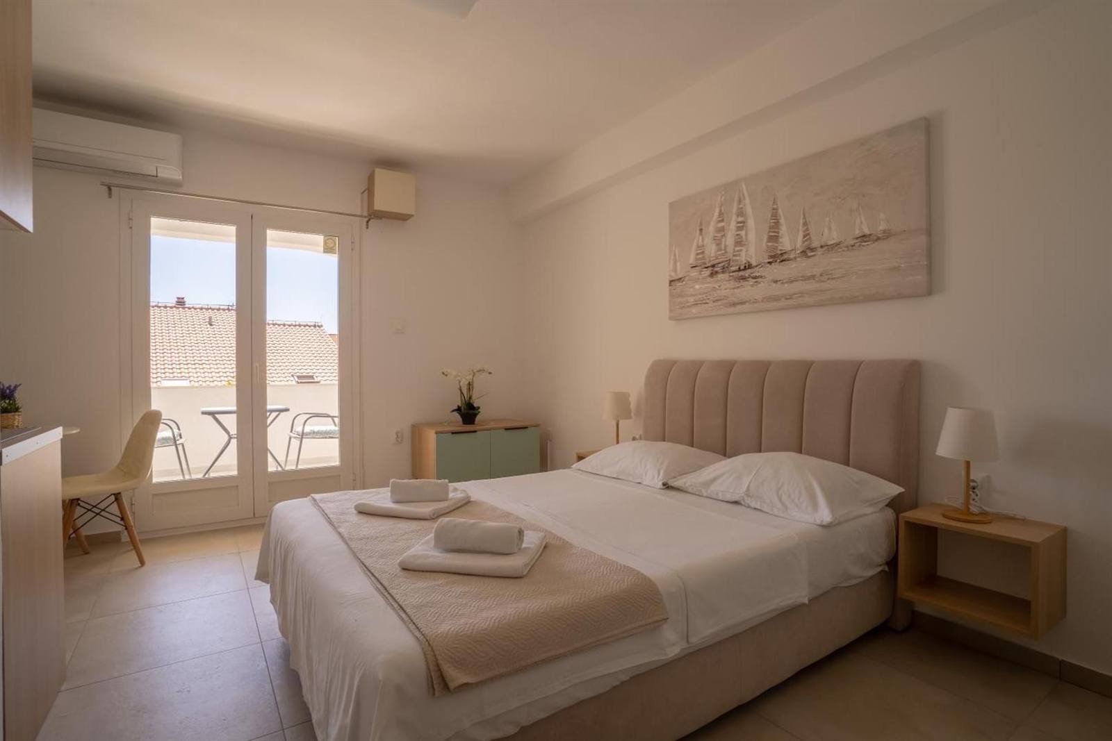 Apartments & Rooms Petra: studio with a double bed, air conditioning and a balcony
