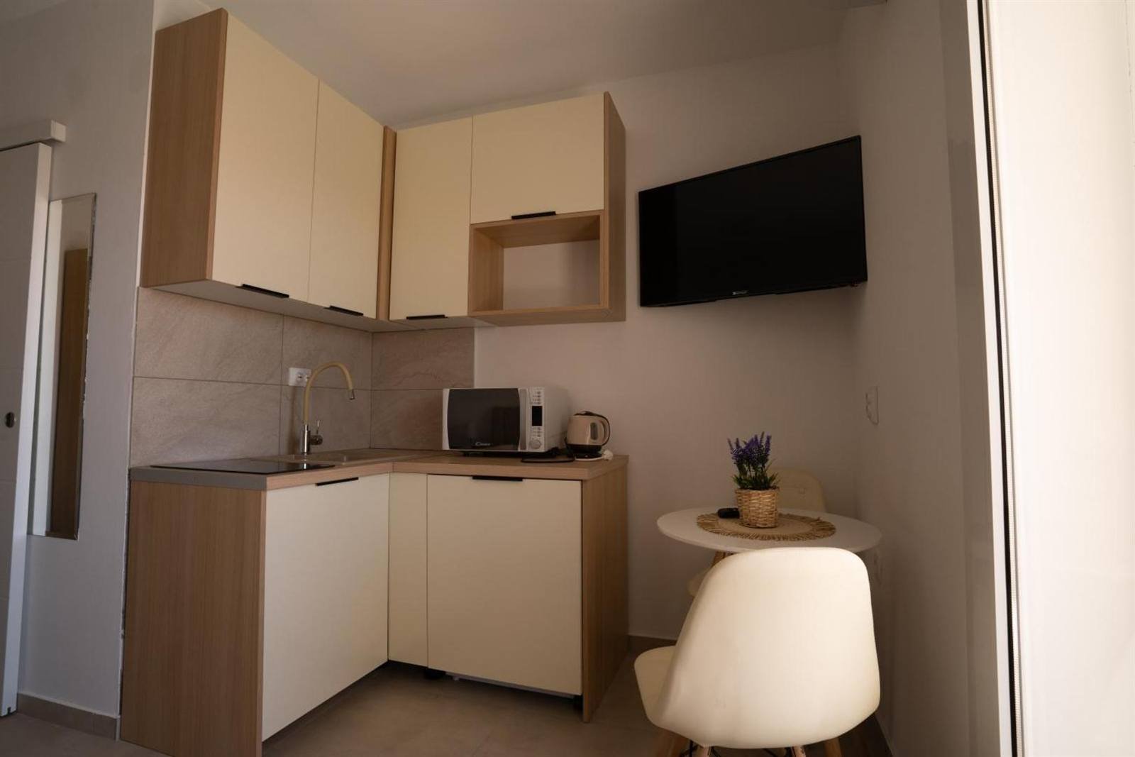 Apartments & Rooms Petra: kitchenette with microwave, kettle and a small dining table